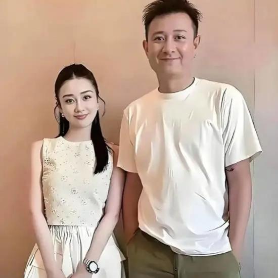 文章的新恋情被曝光。据悉，他和话剧演员凤莉低调相恋近三年。二人因话剧《钟馗嫁妹》