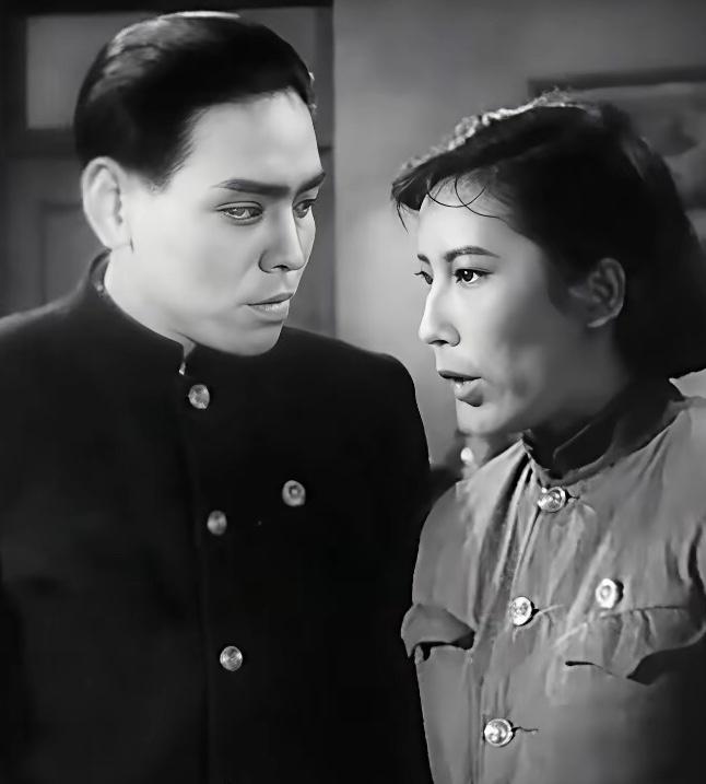 剧照中，她凑近他，低声的说:“明天下午两点，到中山公园小凉亭底下，拿着这个和海外