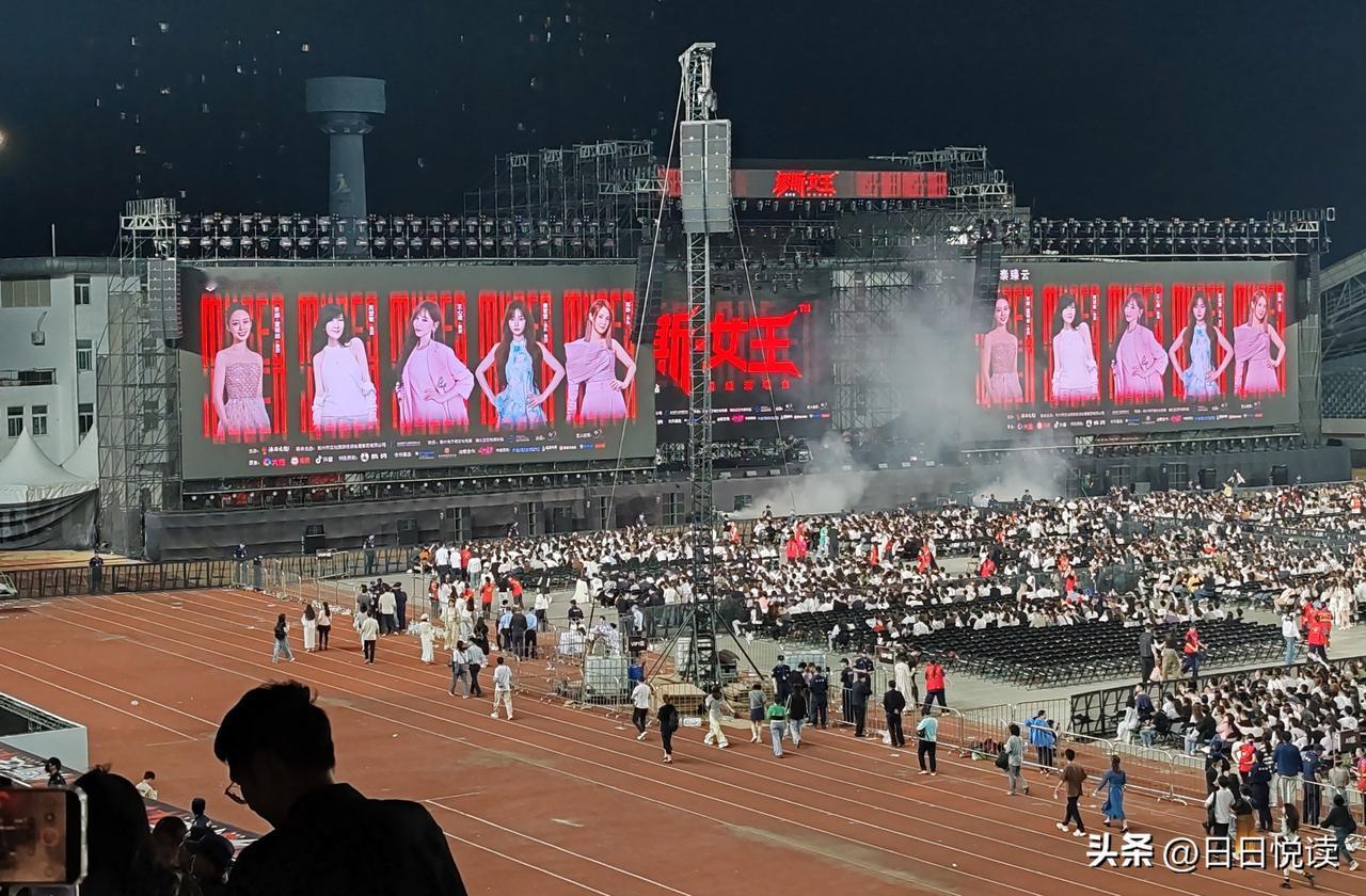 4月19号，我观看了缪斯女王荆州演唱会，王心凌、周慧敏等五位歌手轮番上台演唱。今