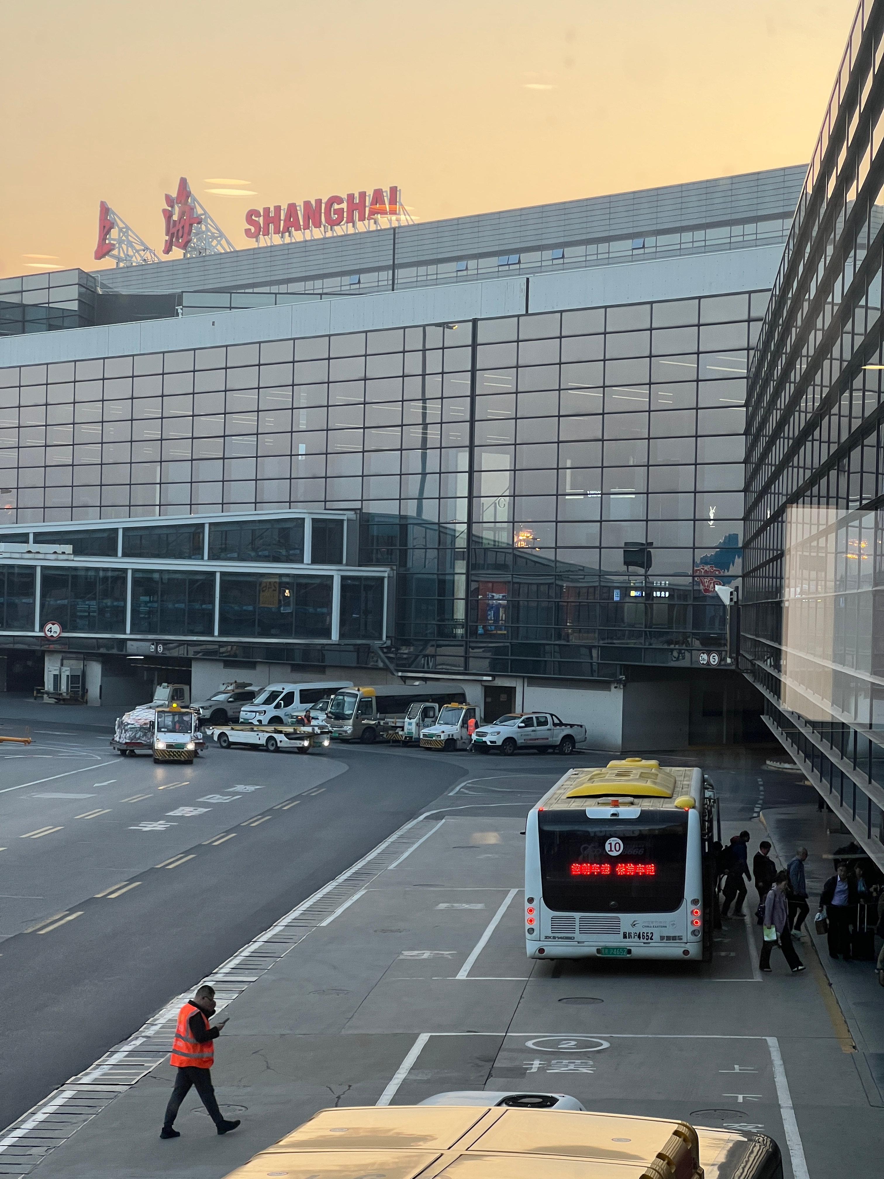 人到上海了，笔记本电脑丢北京首都机场了，电脑不值钱，里面的硬盘值钱啊。 上海·上