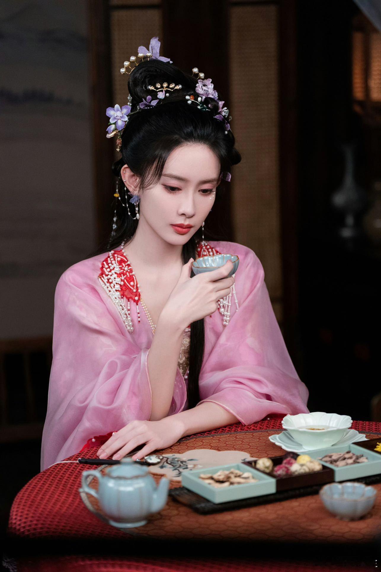 孟子义百花杀妆造 这珍珠流苏披风也太重工了！听说手工缝制就耗时17天，穿在孟子义