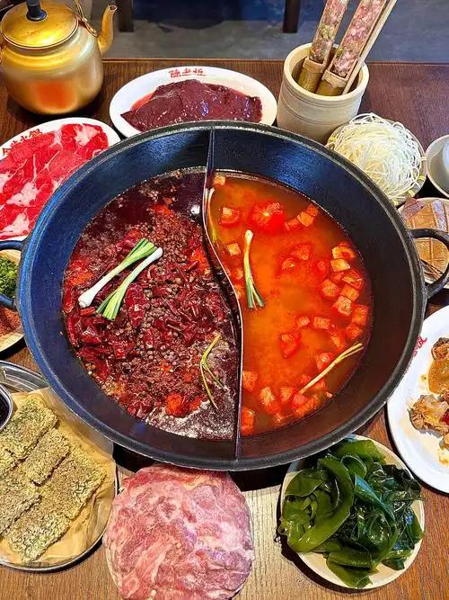 成都火锅一直是美食界的招牌，可最近“猫哥串串”这事儿真给成都火锅抹黑。12月2日