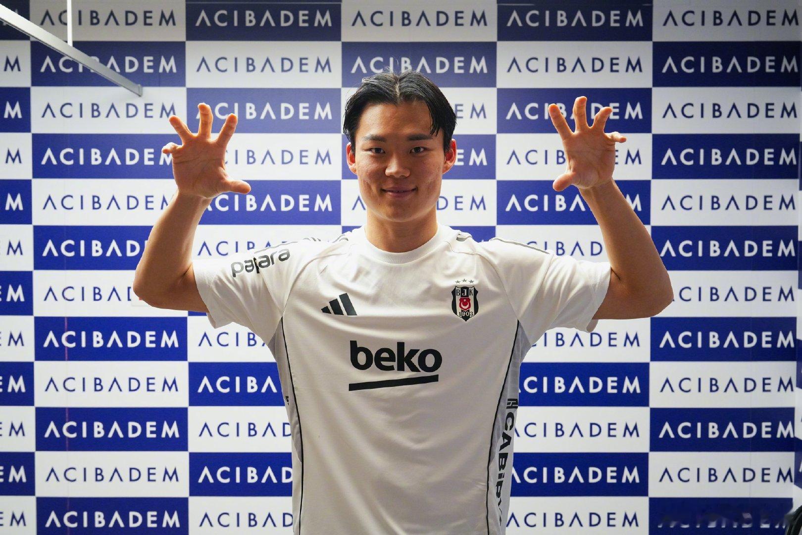 【官方】贝西克塔斯签下24岁的亨克前锋吴贤揆，转会费据悉为14M欧元，本赛季出场