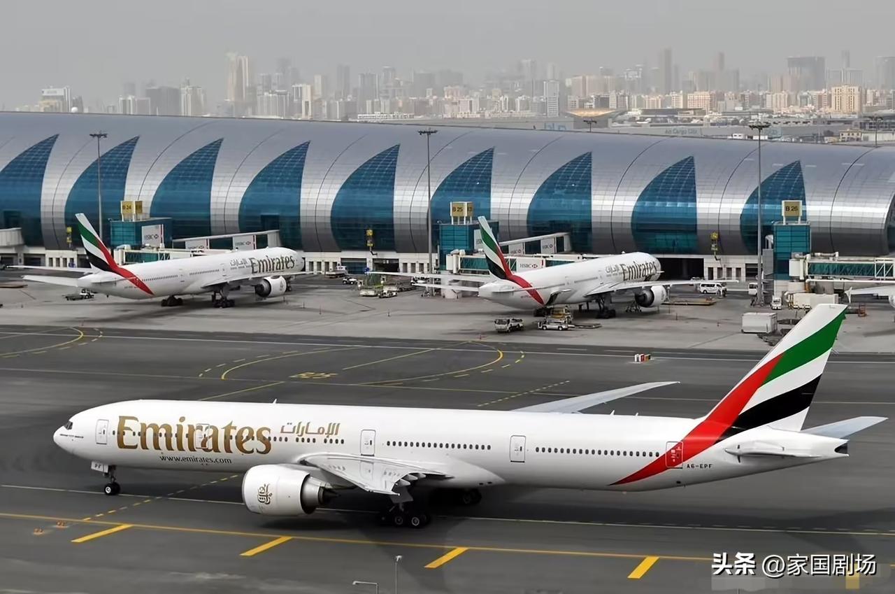 尽管安全风险不断升级，阿联酋的航班仍在继续运行。

数十架飞机（仅迪拜就有39架