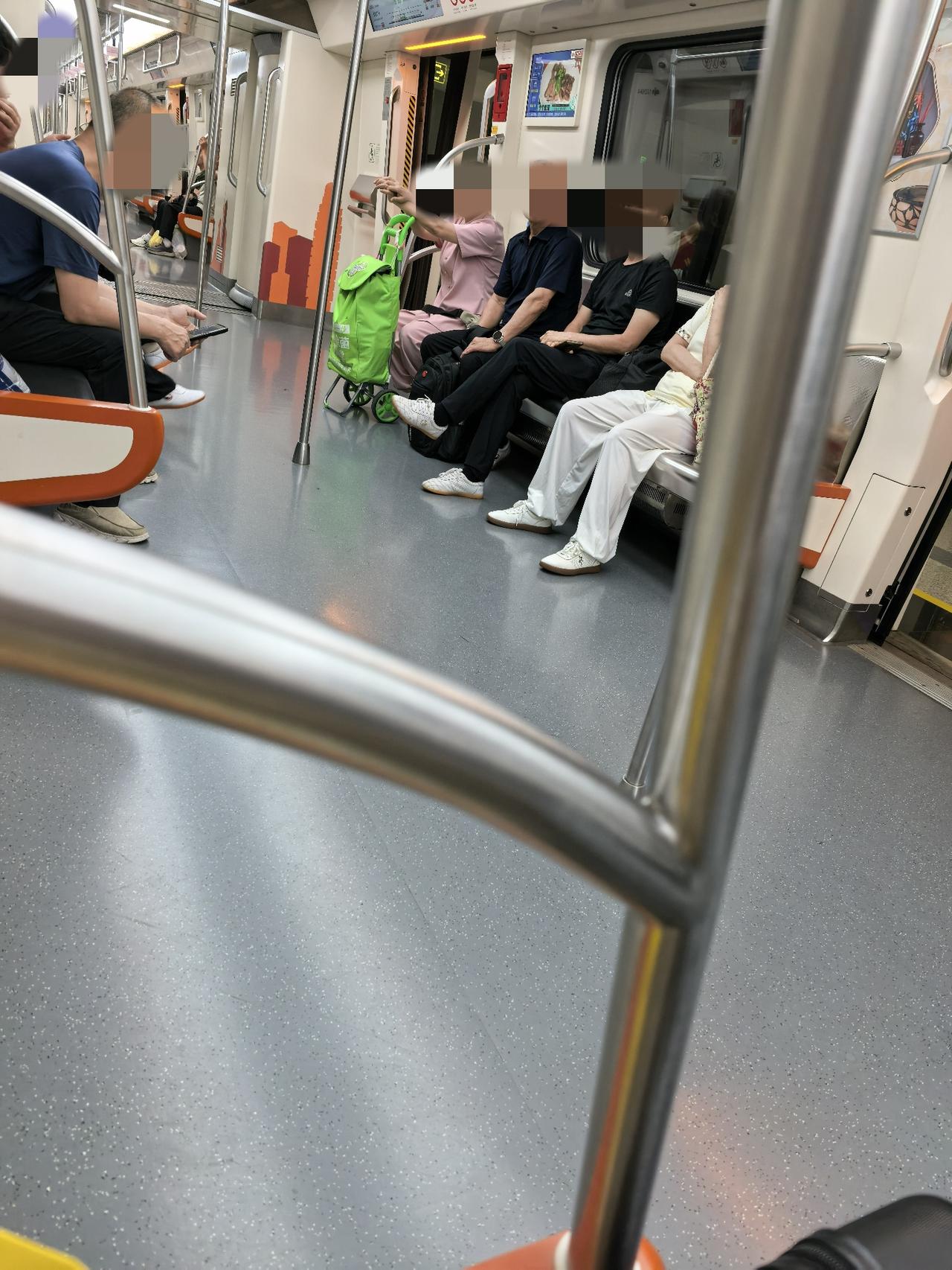 早班地铁，不到七点，一帮大妈大爷，上了地铁，大声喧哗 ，旁若无人，坐了几站，以为