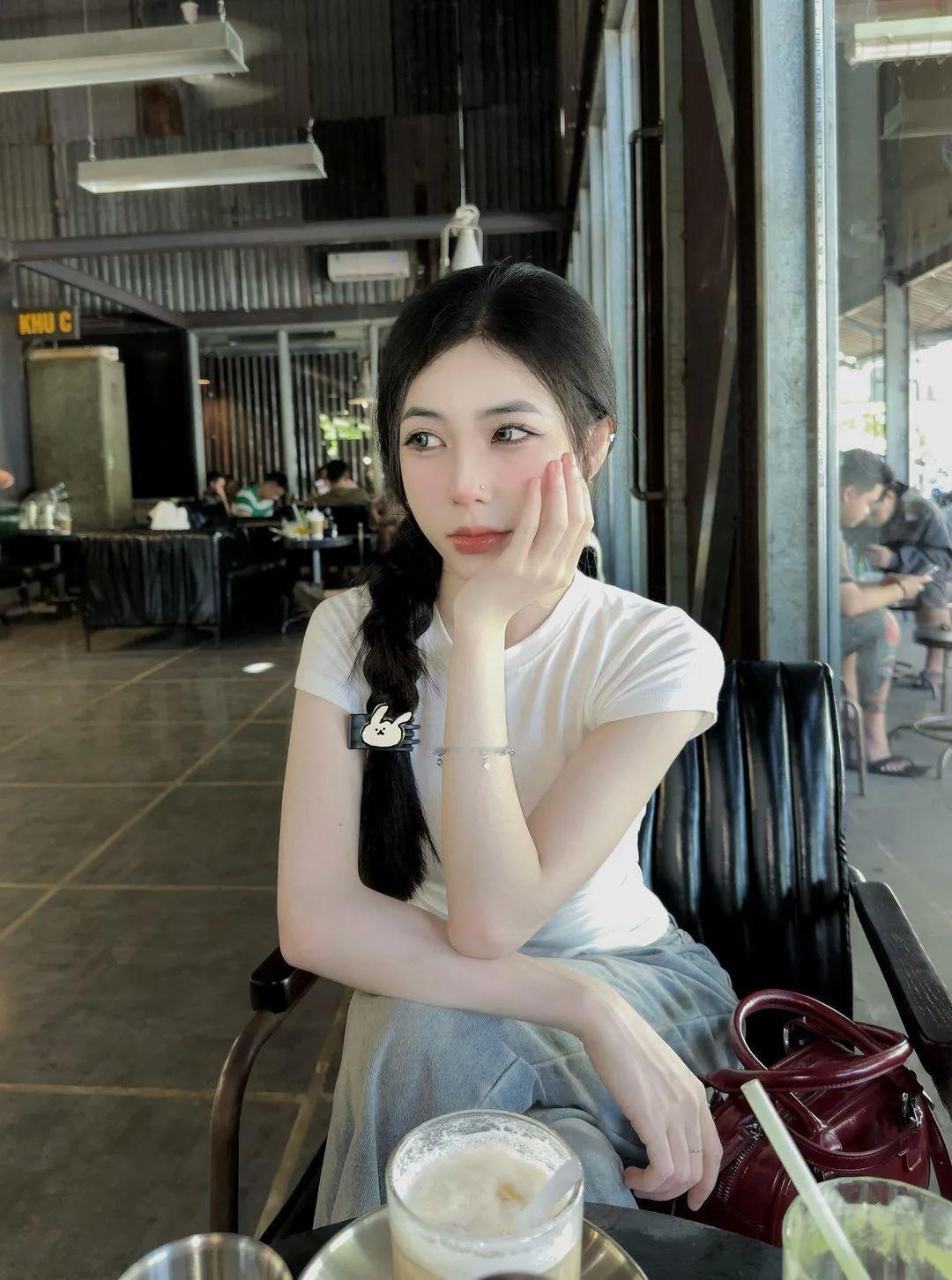 芳容丽质更妖娆
#谁家玉女俏容颜# #欣赏绝世佳人# #花容月貌天仙美# #风姿