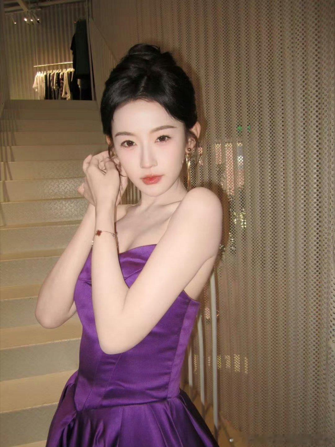 韩雨彤Hazel hyt韩雨彤爱我万岁 hyt坠入春夜 “玫瑰向阳而生,他也从未