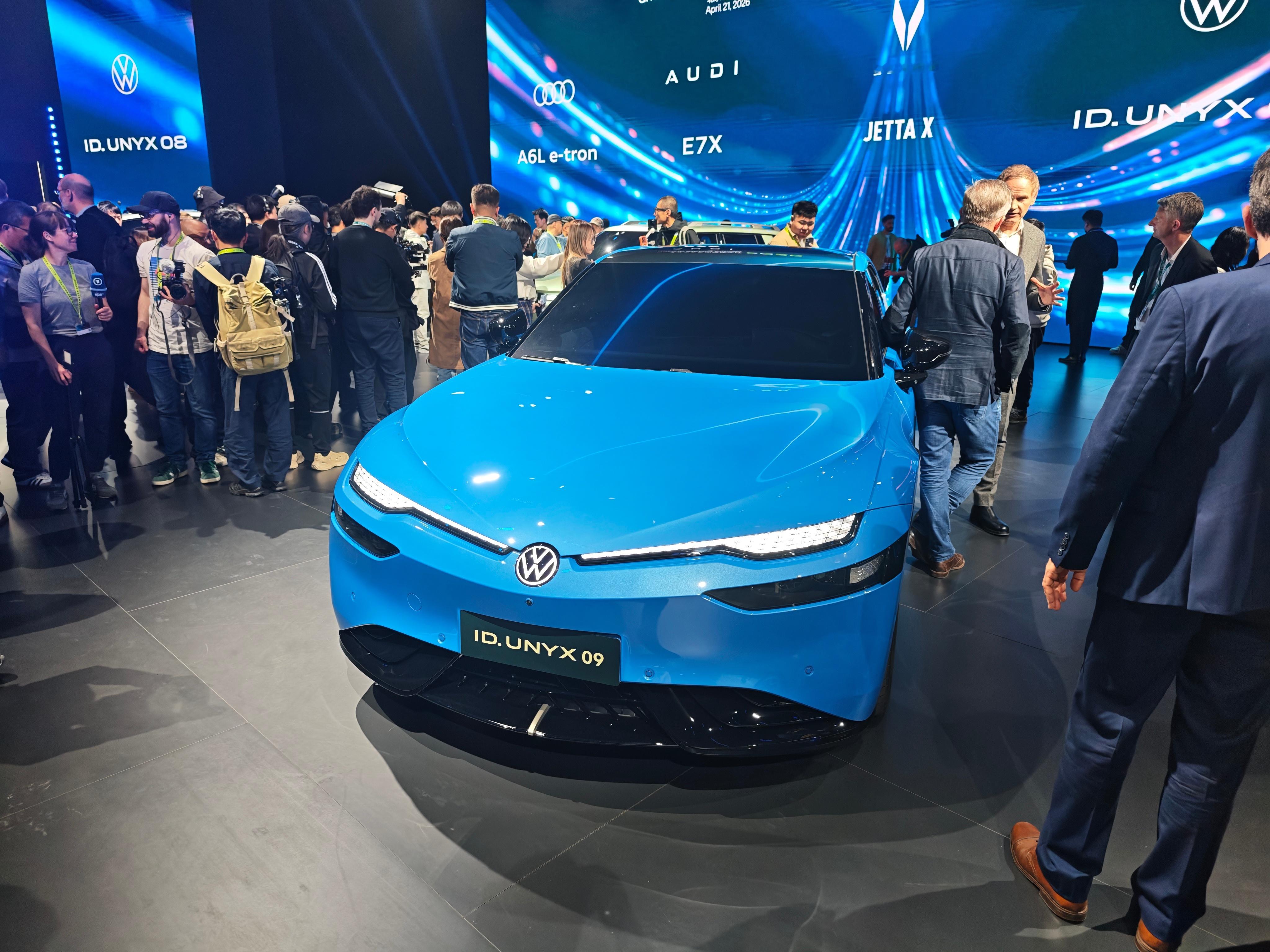 大众与众09，这个前灯放在轿车上感觉顺眼很多