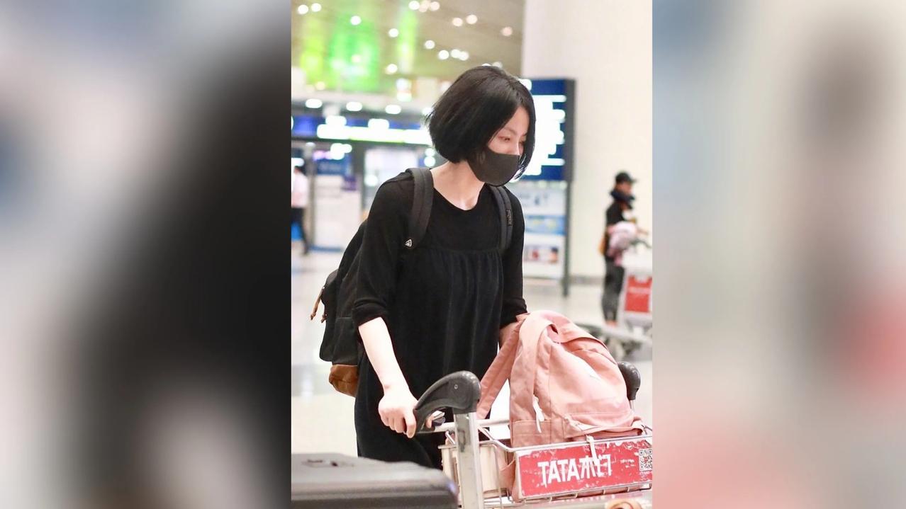 王菲被偶遇，一身黑衣低调到近乎“隐身”。可她这低调吧，又像在无声宣告“姐就算不穿