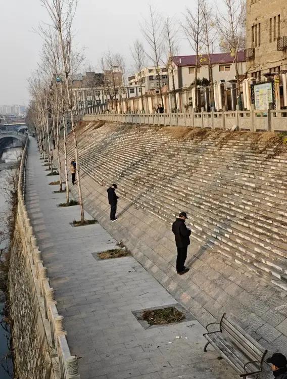 为什么大爷大妈在这站啊？
去了一趟洛阳游玩，在一座桥上发现一排大爷大妈站在斜坡上