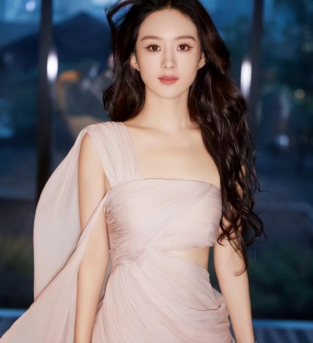 赵丽颖一袭粉裙出席品牌活动，和杨幂同台比美，后者被指礼服拉垮
赵丽颖和杨幂出席活