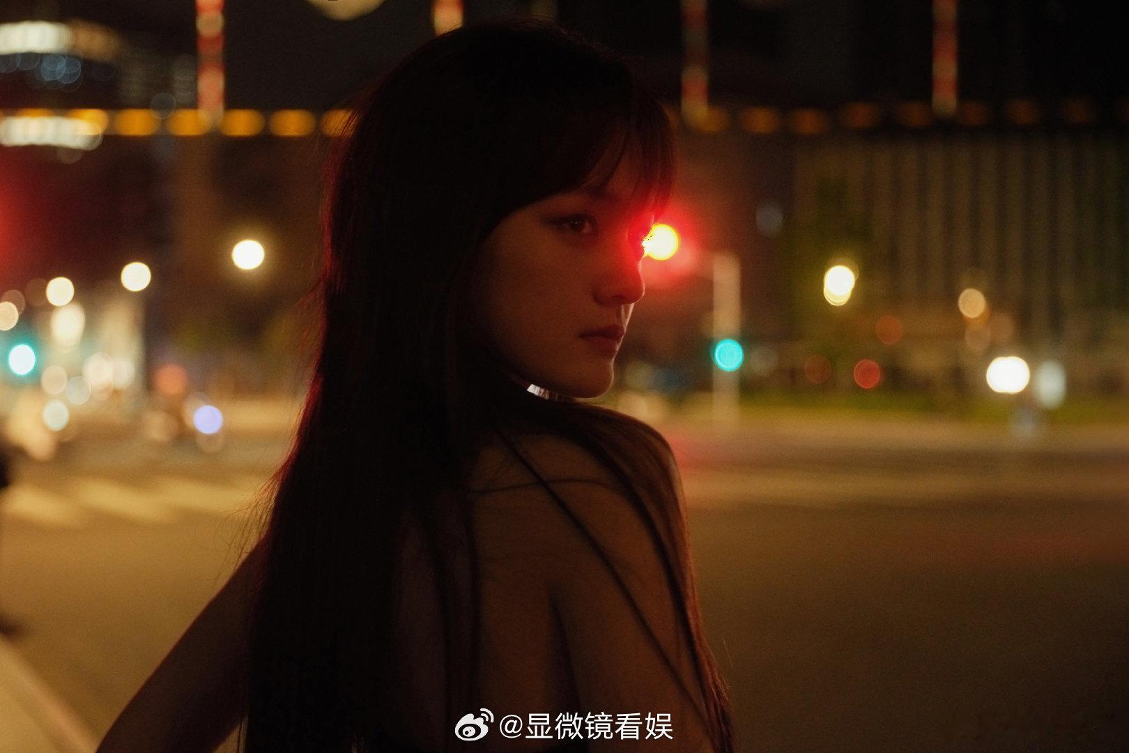 文淇往桥上一站就出片了文淇 高干文女主 路人偶遇文淇现身上海街头取景，画面氛围感