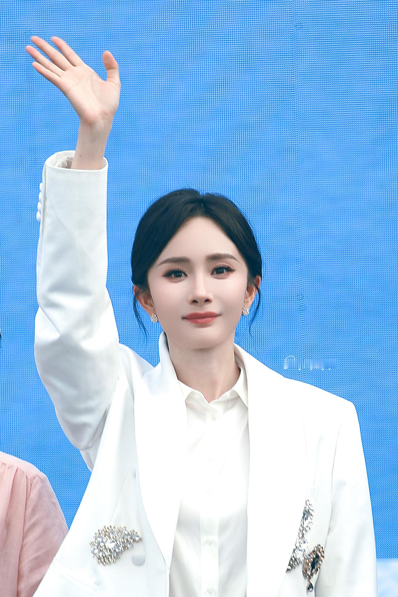 260523 君乐宝 石家庄你好，我的春天[微风]杨幂白色西装特别定制
