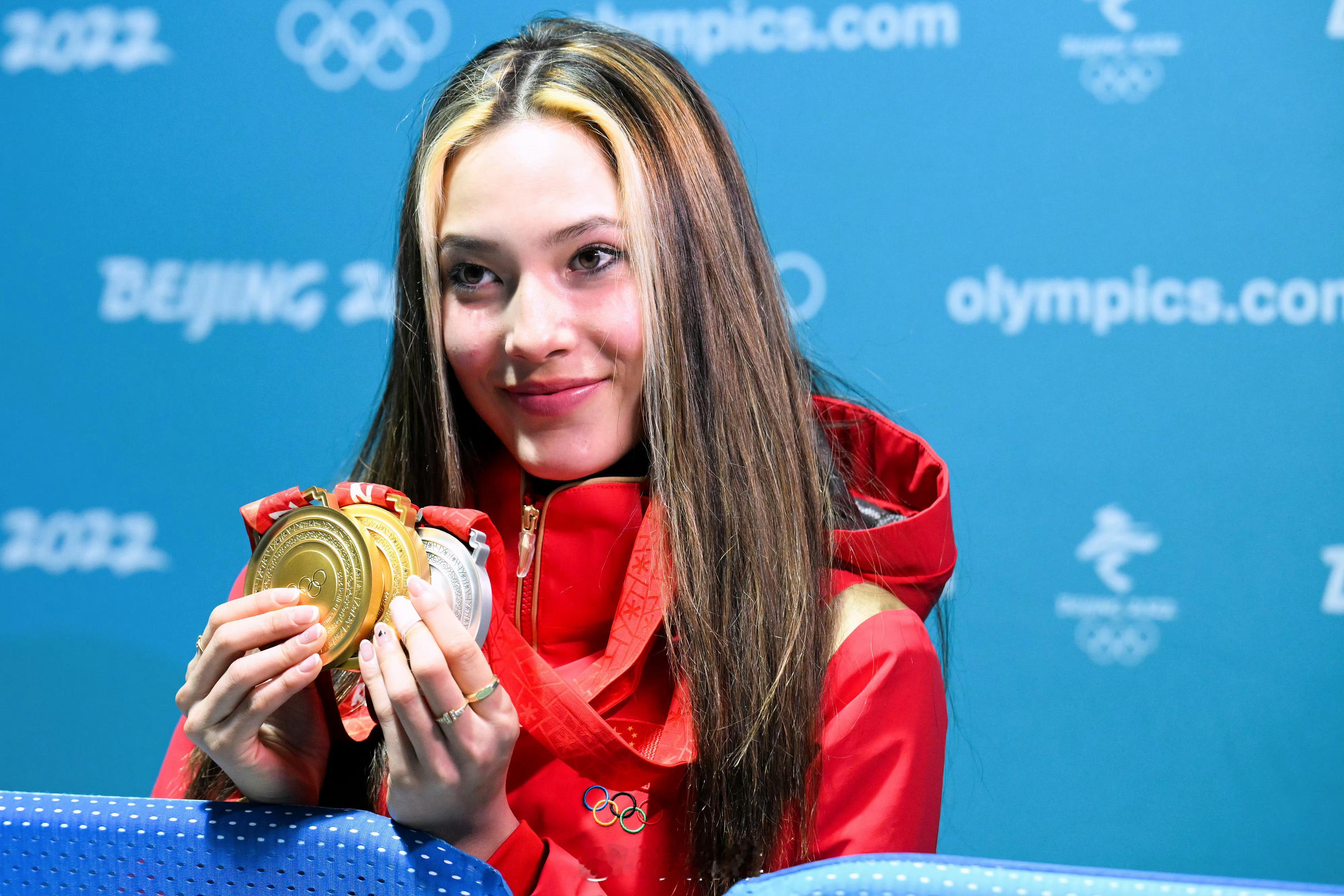 强。谷爱凌发博晒金牌为中国冬奥健儿加油