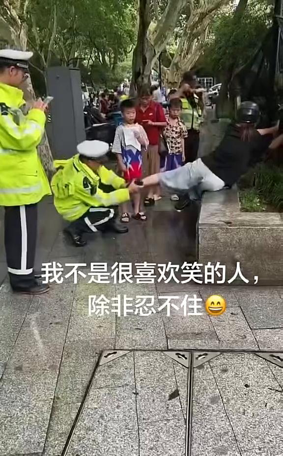 我不是很喜欢笑的人，除非忍不住。