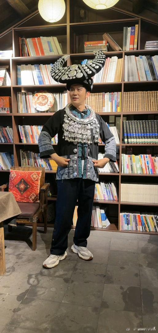 李晨龙舟季cos苗族大黑牛李晨聊跑男龙舟赛经历谁被这个苗族限定大黑牛惊艳到！全套