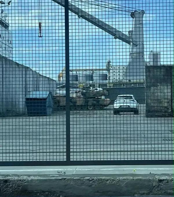 澳大利亚提供给乌克兰的二手美制M1A1在波兰格丁尼亚港卸货，然后将运往北约援助乌