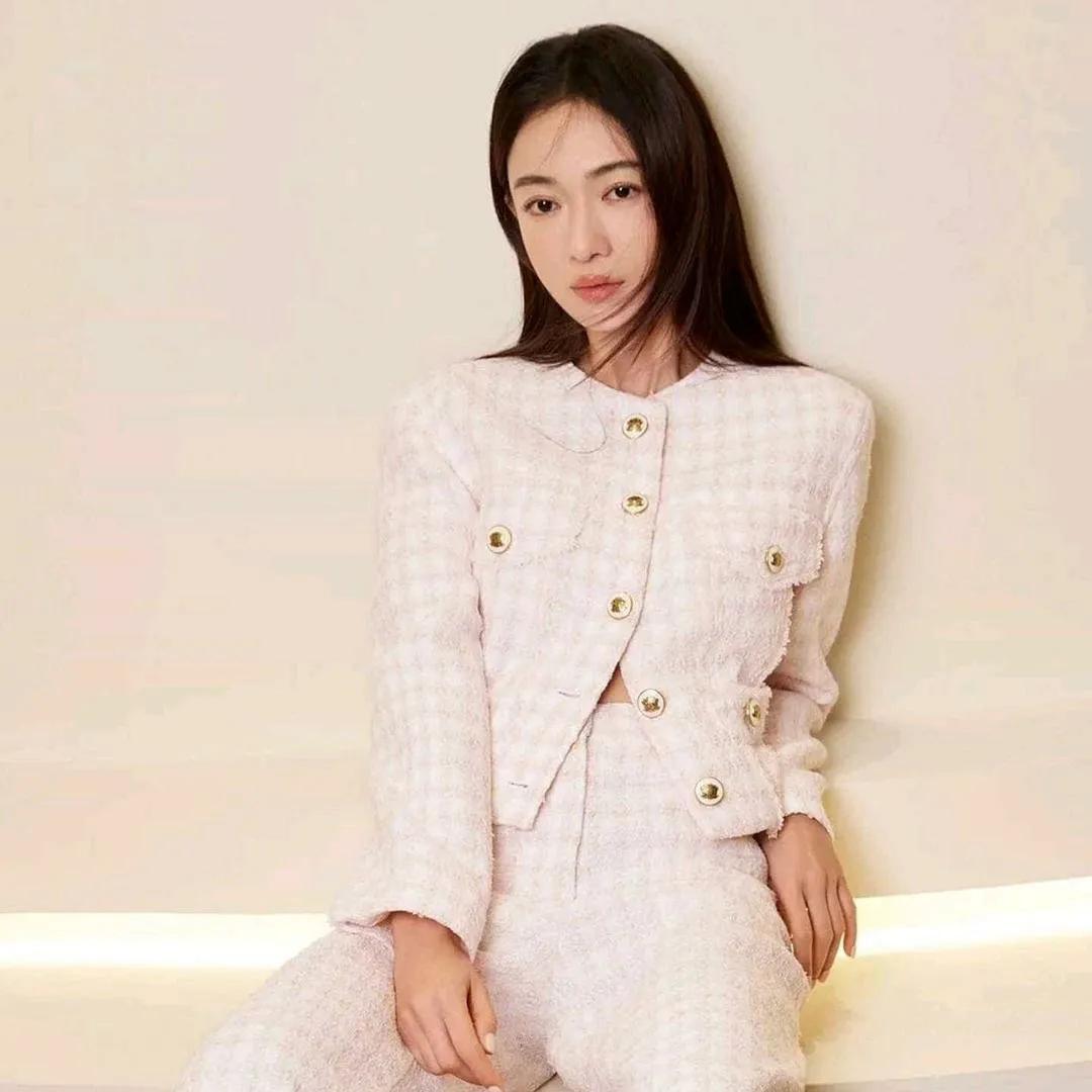 温柔甜美的少女风穿搭，粉色外套搭配简约妆容，优雅又可爱！