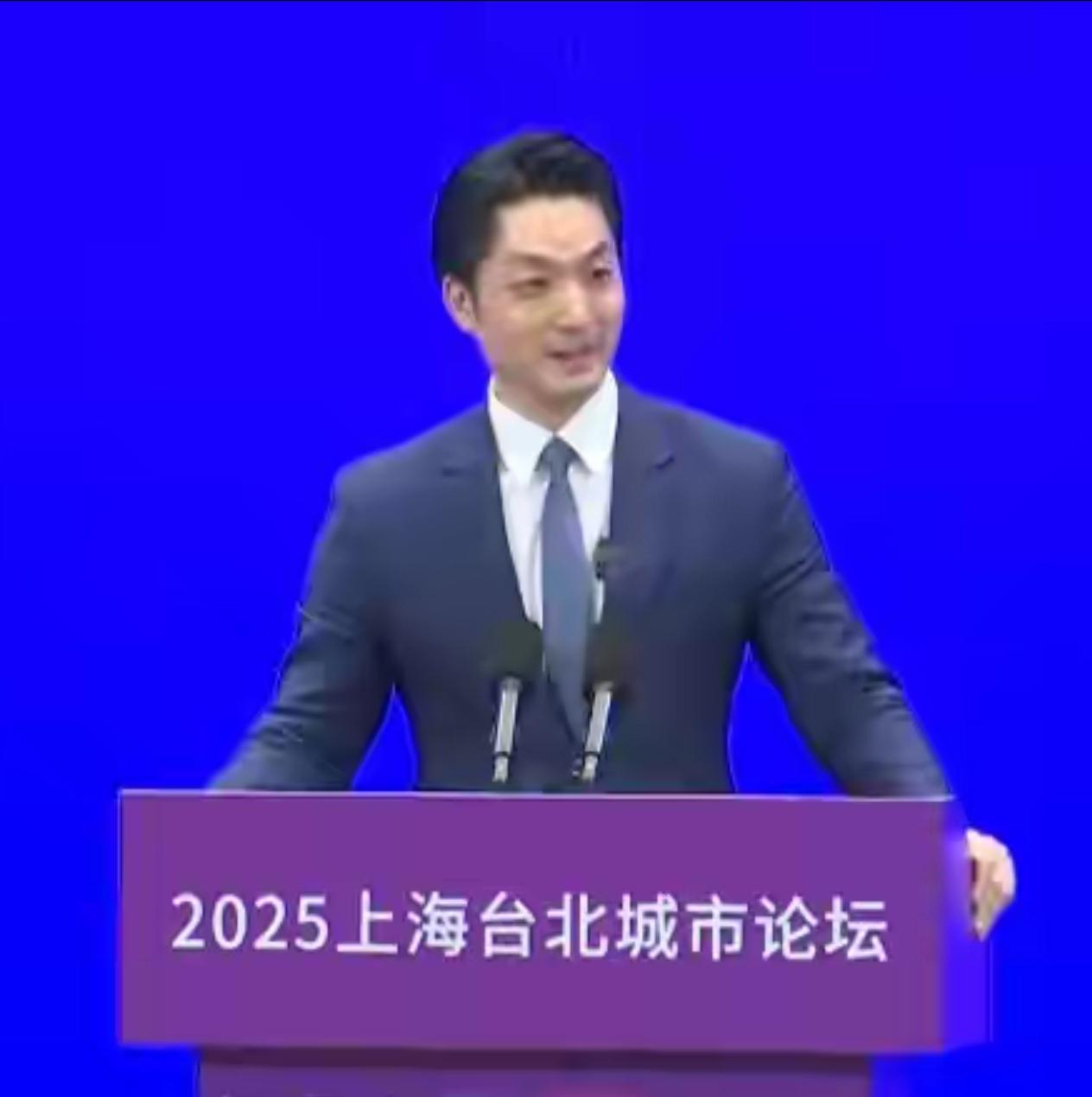 蒋万安以“快闪”方式赴沪出席2025两岸双城论坛，受岛内政治生态和现实条件的约束