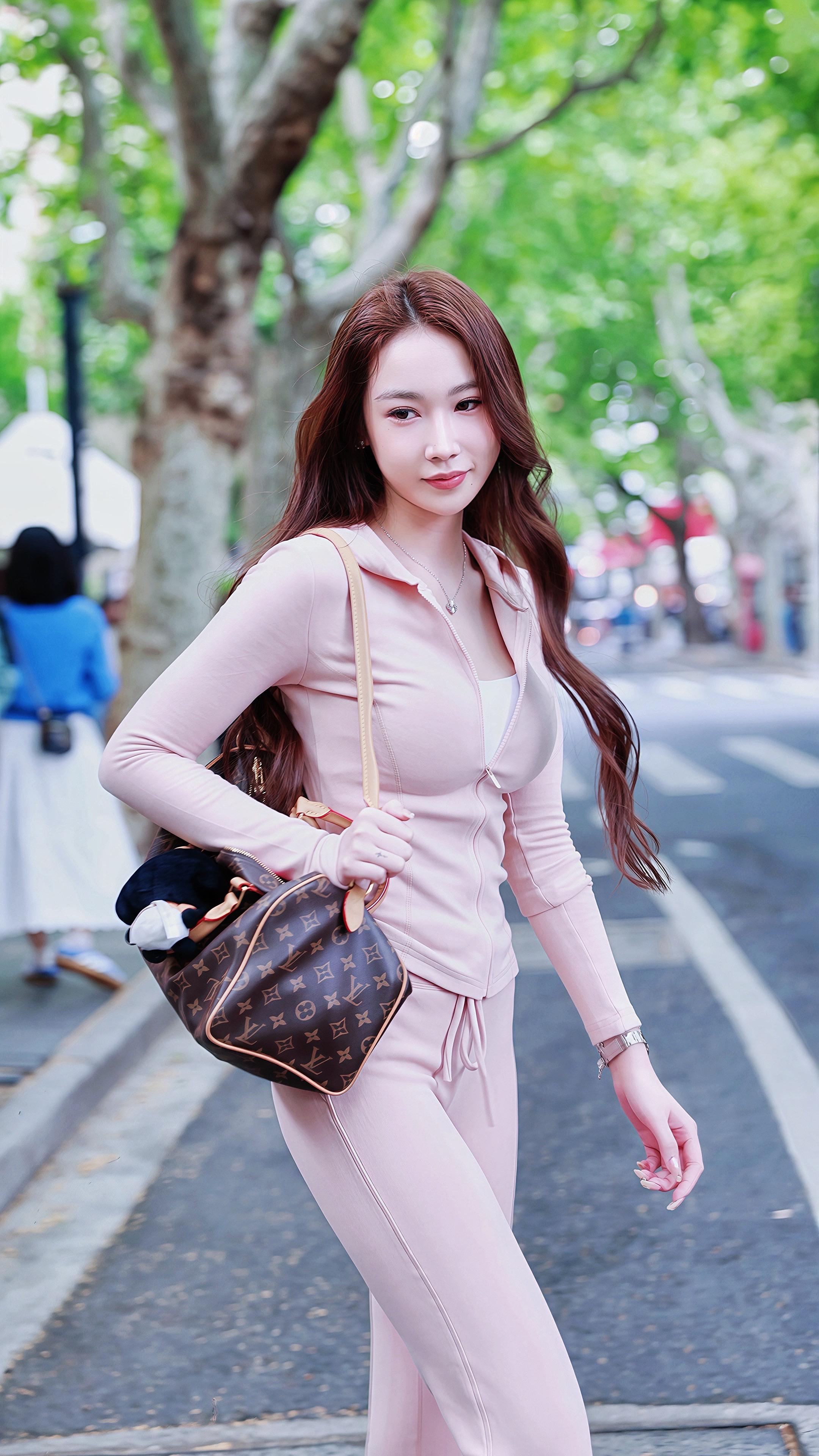 上海街拍｜一位母亲。武康路偶遇一个带孩子的妈妈，给她抓拍了几张，今天是...