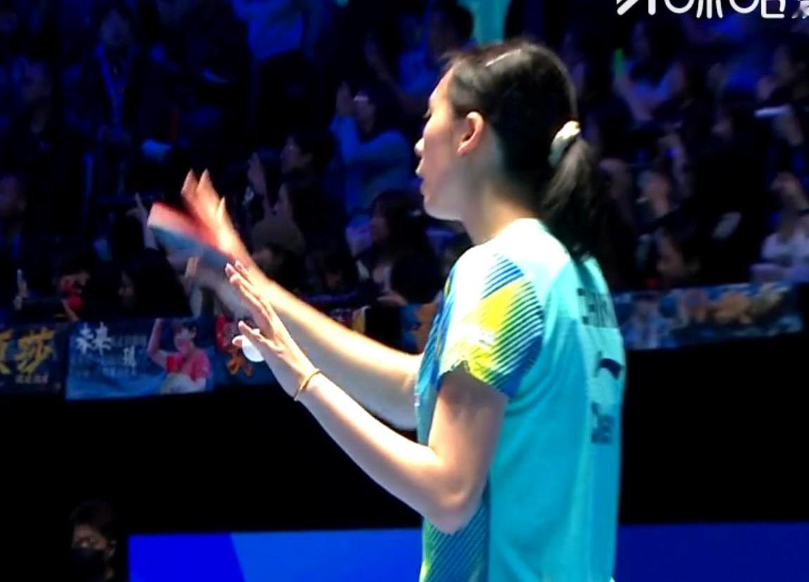 球刚抛起，满场闪光灯亮了，喊的却不是她的名字。
 
陈熠发球的动作僵在半空，对面