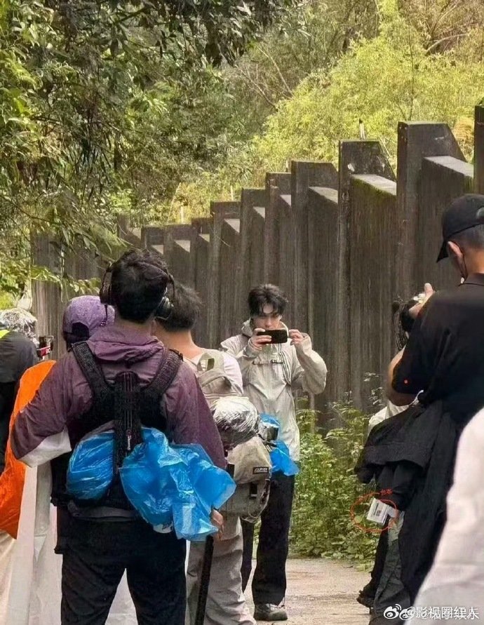 田栩宁爬山路透偶遇田栩宁爬山 田栩宁爬山路透，还有工作人员，是在拍广告吗 