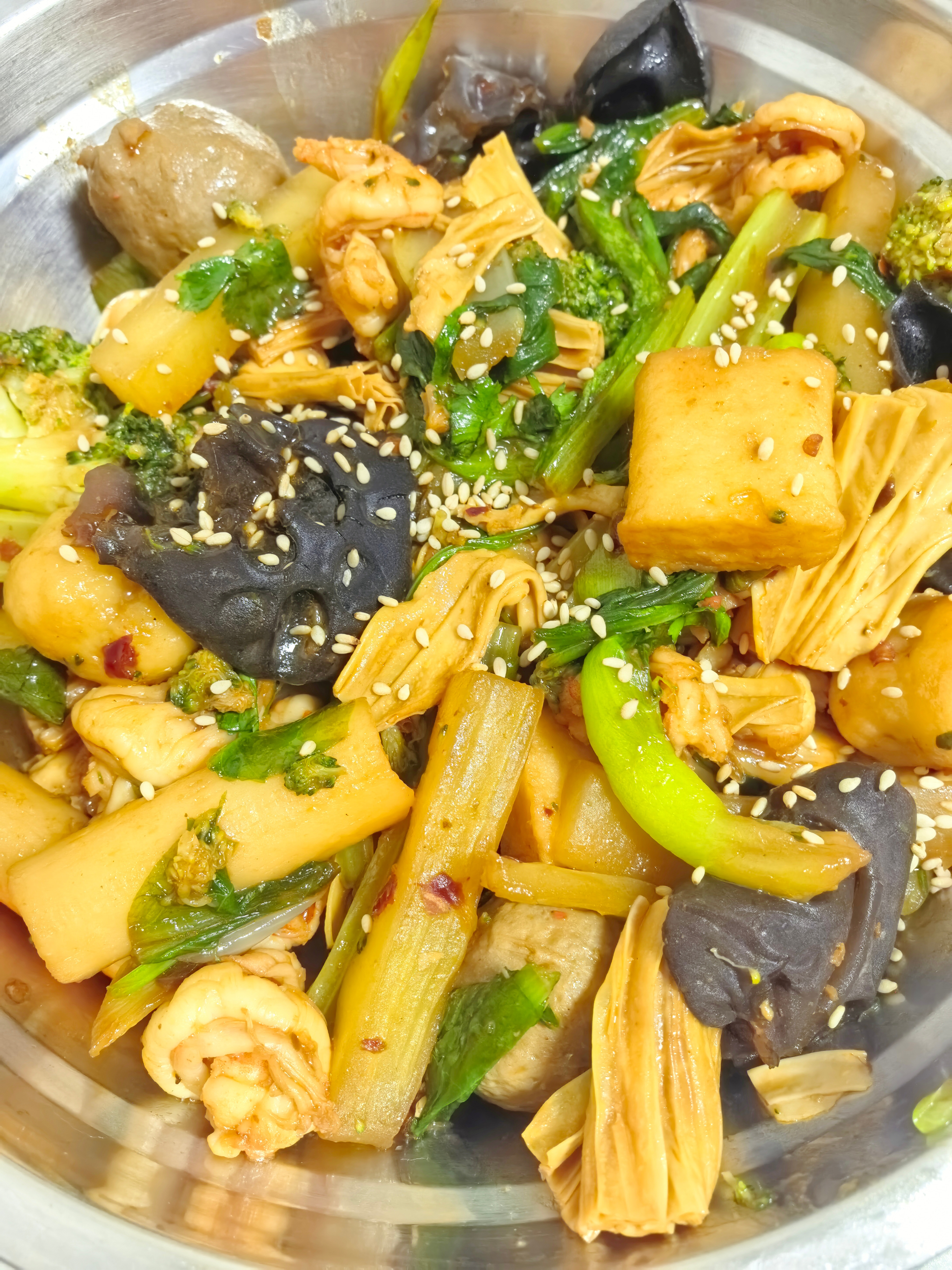 今晚做一盆香锅吃～每人一碗圆圆的汤圆好吃😋踏踏实实静等元宵节晚会看宁哥舞台了