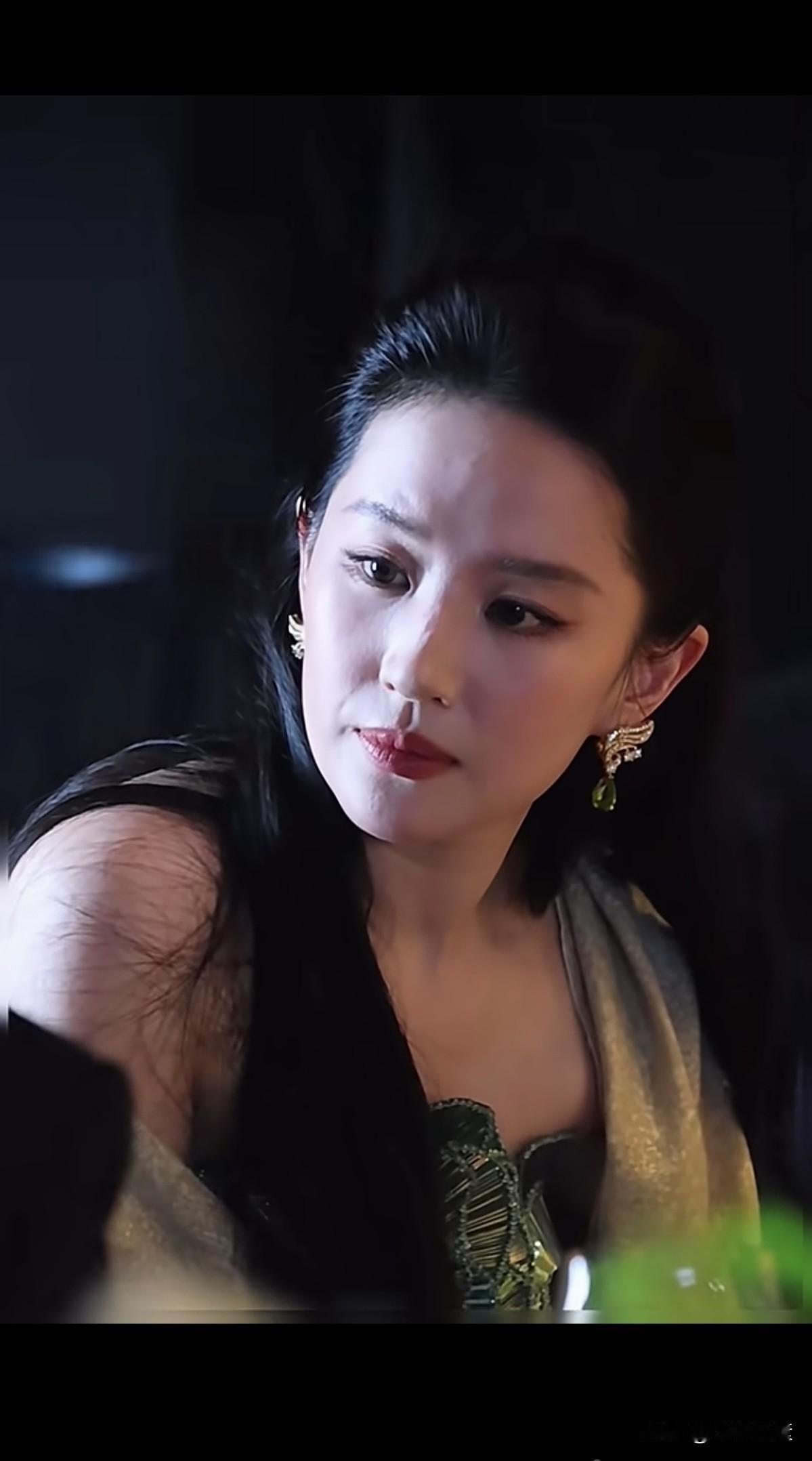 女神也有老去的时候，
仙气不复存在，
岁月也是无情啊。