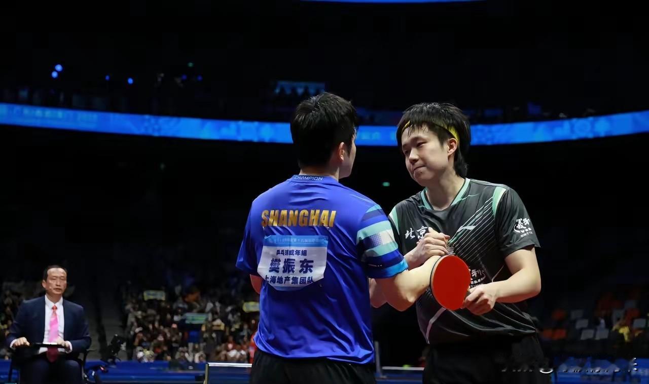 英雄总是惺惺相惜！
全运会男乒半决赛

赛前王楚钦：东哥一直是我学习的榜样，比赛