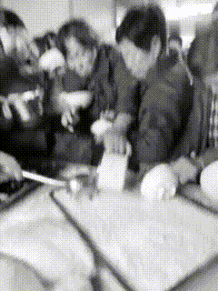 这操作究竟藏着啥独门绝技，难不成背后还有段传奇干饭往事？