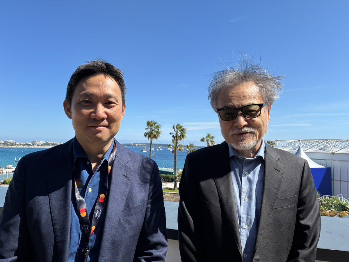 滨口龙介与黑泽清在戛纳电影节 合影，黑泽清是他在东京艺术大学研究生院时期的老师。