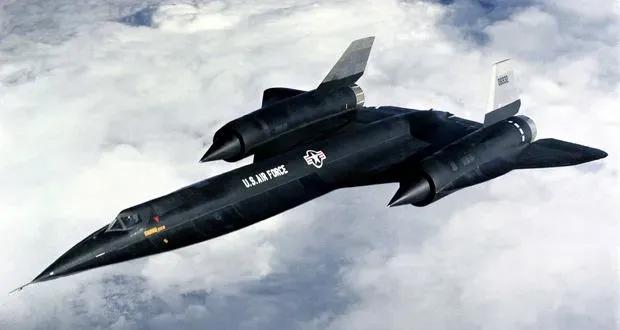 SR-71黑鸟侦察机是美国冷战时期的标志性飞行器，被誉为世界上最快的飞机。然而，