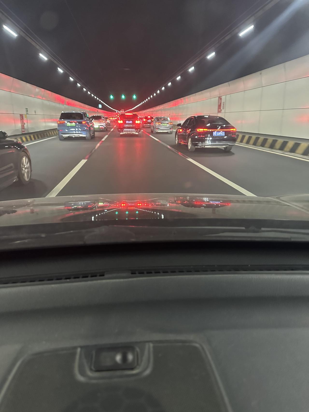 推荐青岛西海岸科技馆，博物馆图书馆艺术馆都在一起，带娃可以玩一天。缺点是周边吃饭