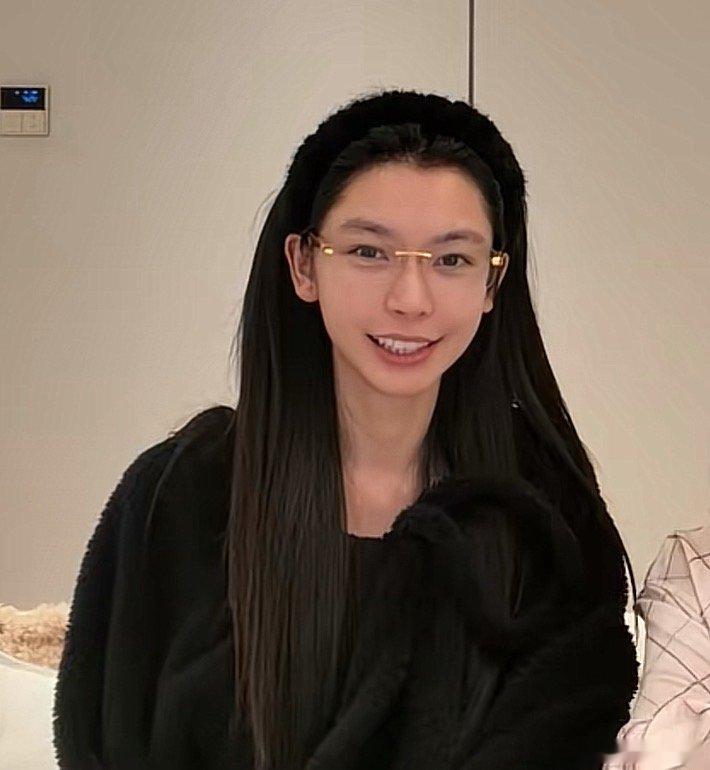 易梦玲素颜出镜易梦玲素颜出镜，怎么感觉又变样了，男相十足！易梦玲男相 ​​​