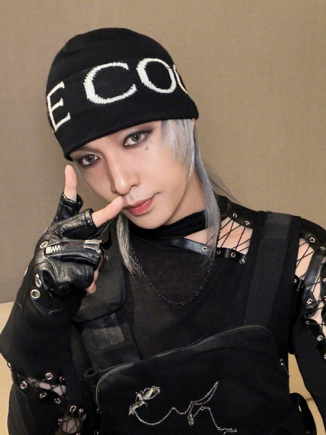 张艺兴银发自拍九宫格哇塞 好帅 
