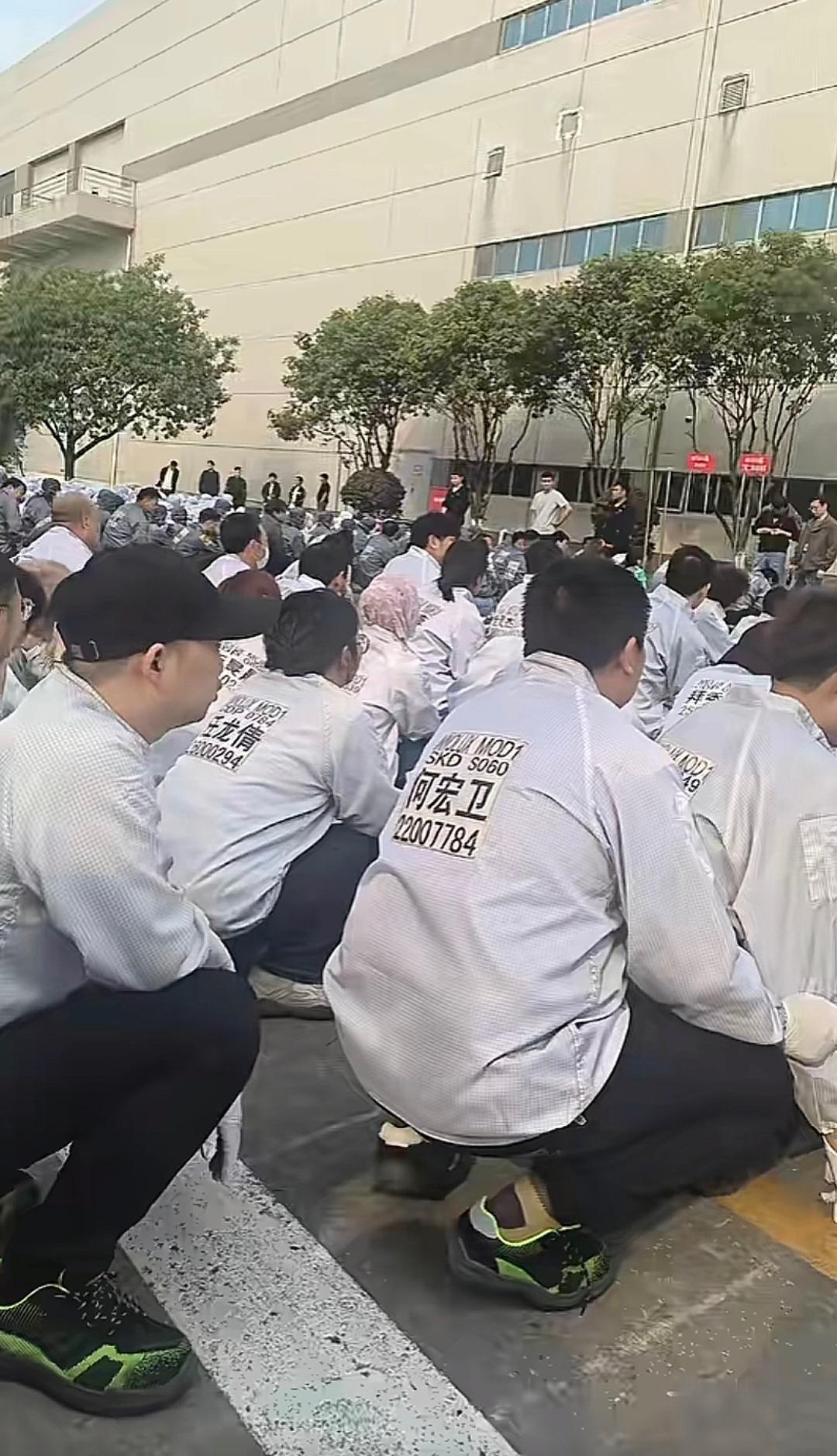 前沿
洞域
社会万象
某工厂开早会，殊不知，员工却蹲在地上听领导训话……
评一句