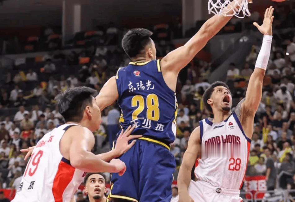 媒体人：广东主队球迷鸦雀无声，这是一场全方位的完败