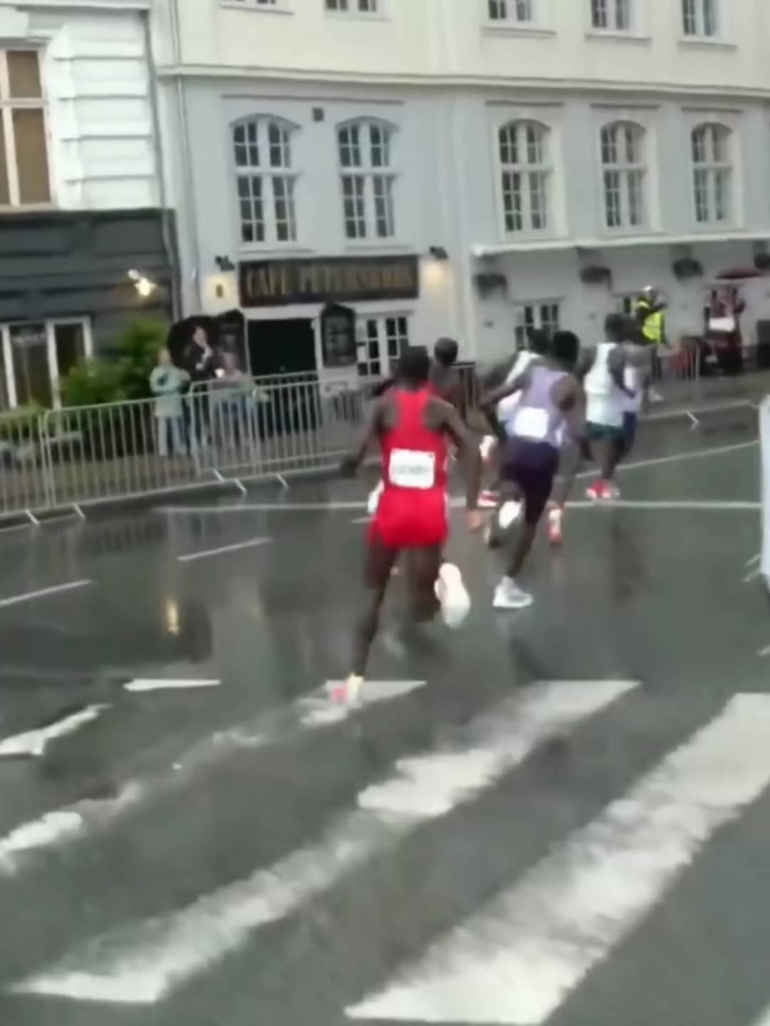 他摔倒了，马拉松正中间，所有人以为结束了，这一摔太重，好几秒完全动不了，退赛，换