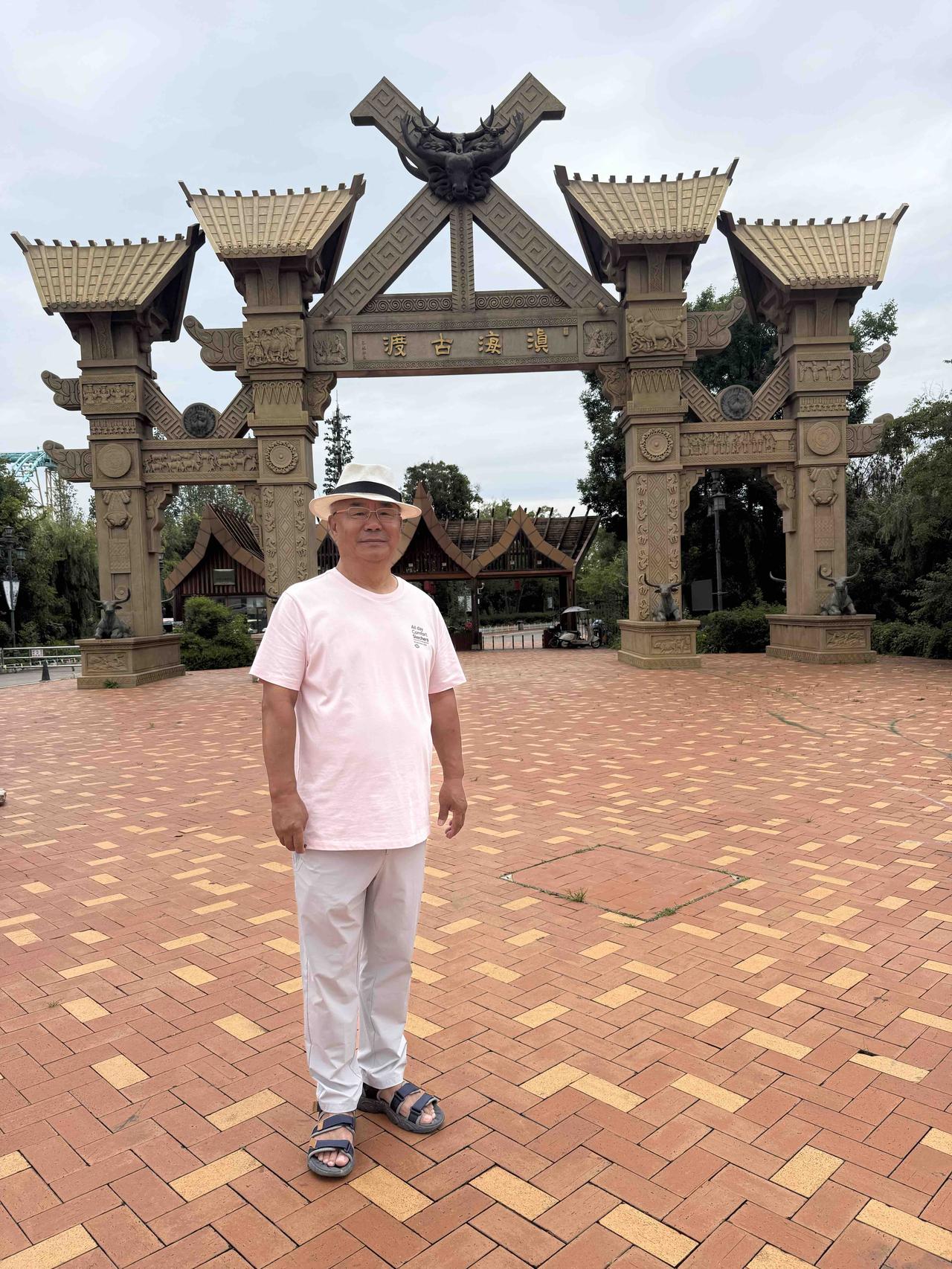 古滇绿意照清欢
晨访古滇湿地，天光水影共徘徊。随手定格几帧绿意，人入画中，便是最