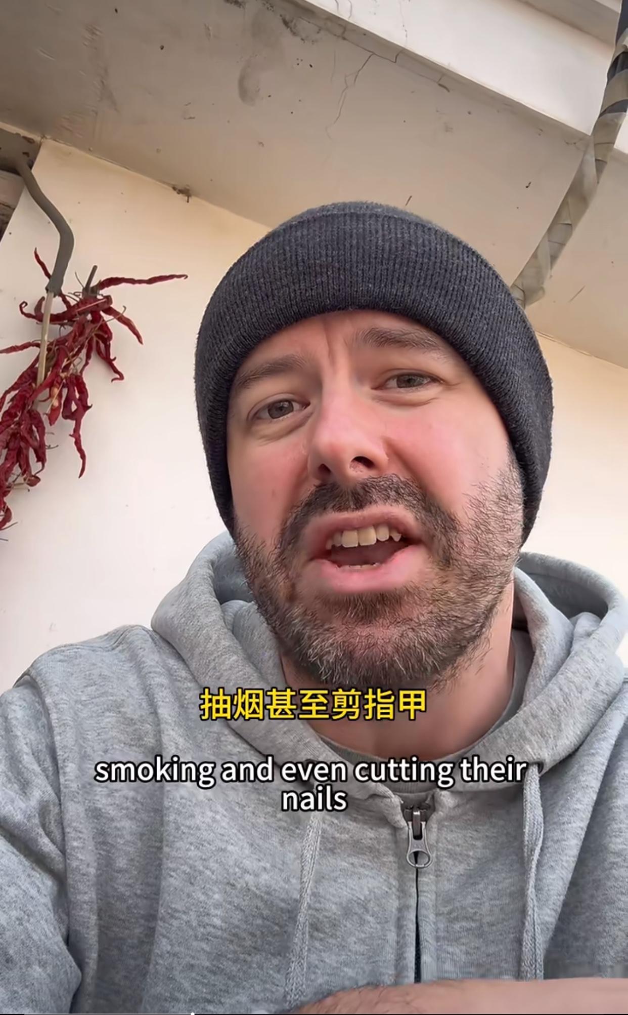 一个娶了中国姑娘待在中国的英国男子说，他在中国将不再仗义执言！

他过去拍过一些