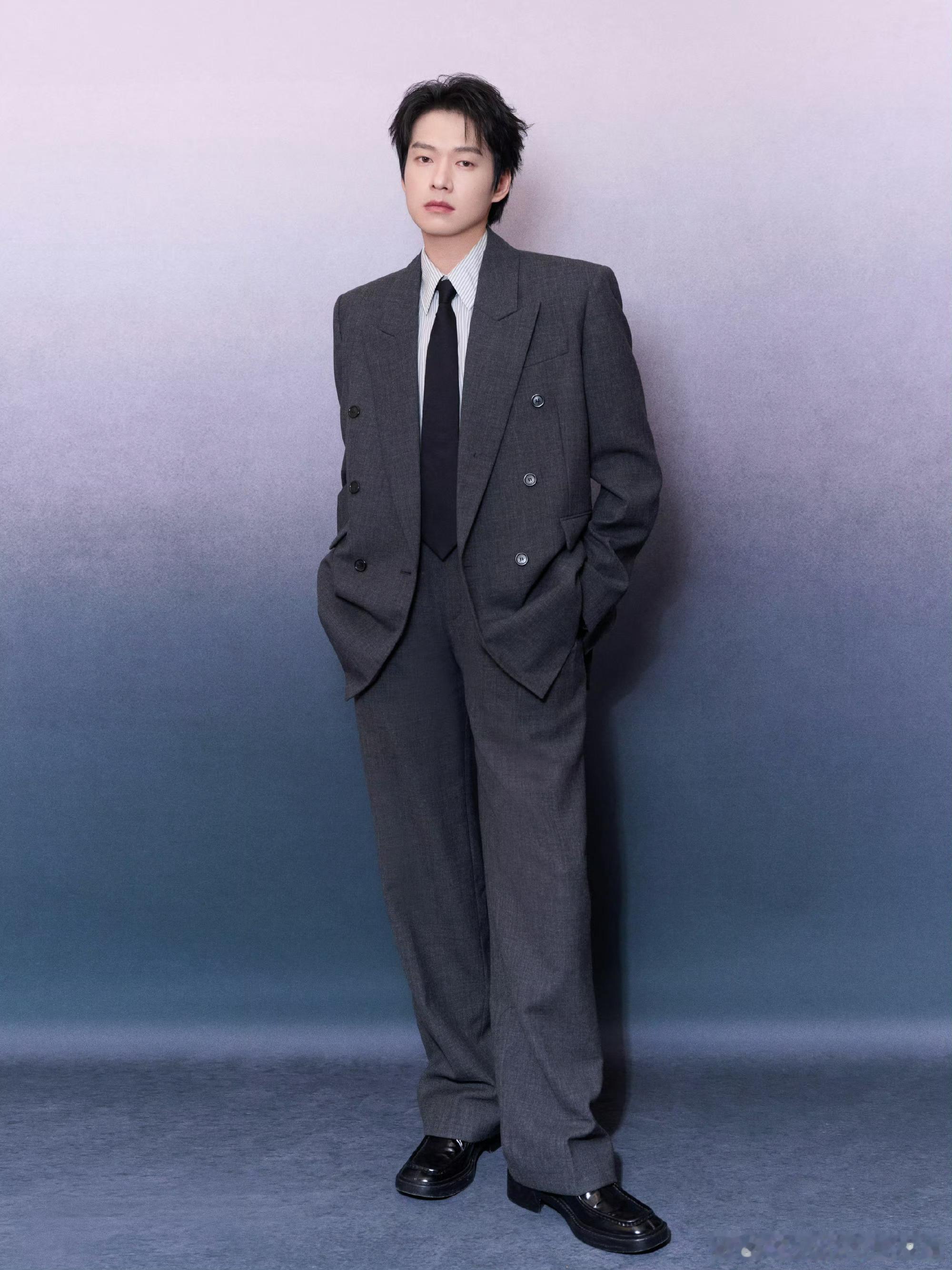 魏大勋今晚两套造型，老熟人 Saint Laurent 2025 秋冬男装系列搭