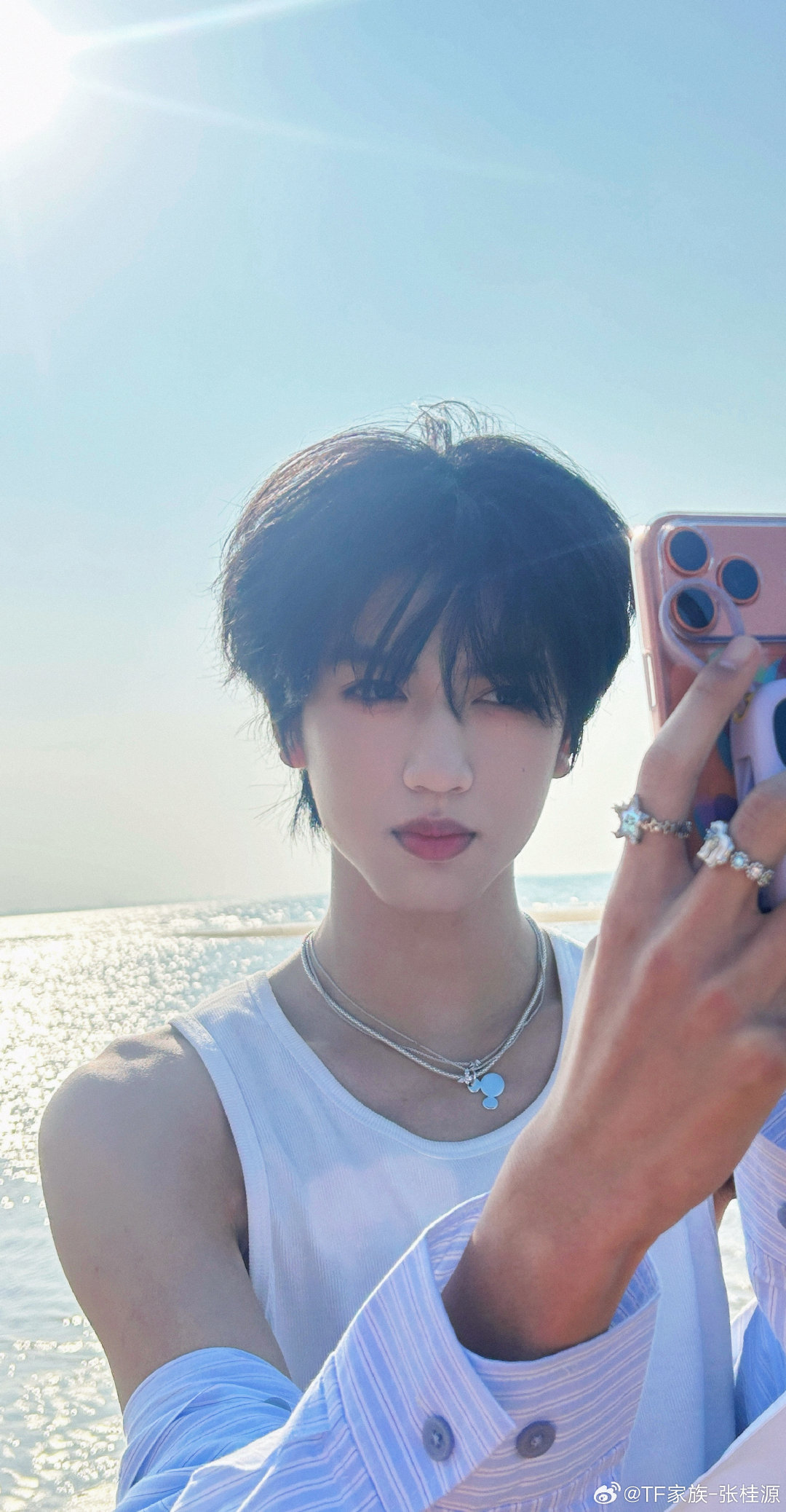 张桂源15宫格  一大早被的帅气唤醒，浅色条纹衬衫造型少年感拉满，想和桂源一起去