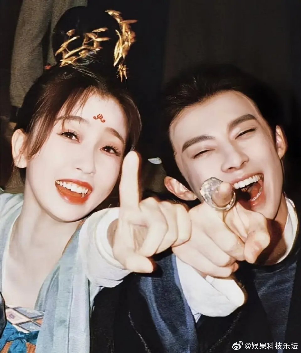 王鹤棣虽然脸一般，但是他笑起来比张凌赫都好看 