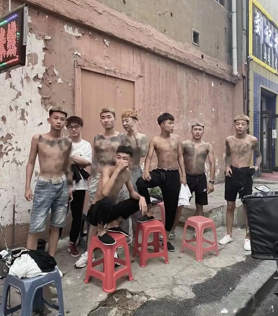 别再骂精神小伙小妹了！卧底6年的真实经历，看完我直接破防😭
 
家人们！以前刷