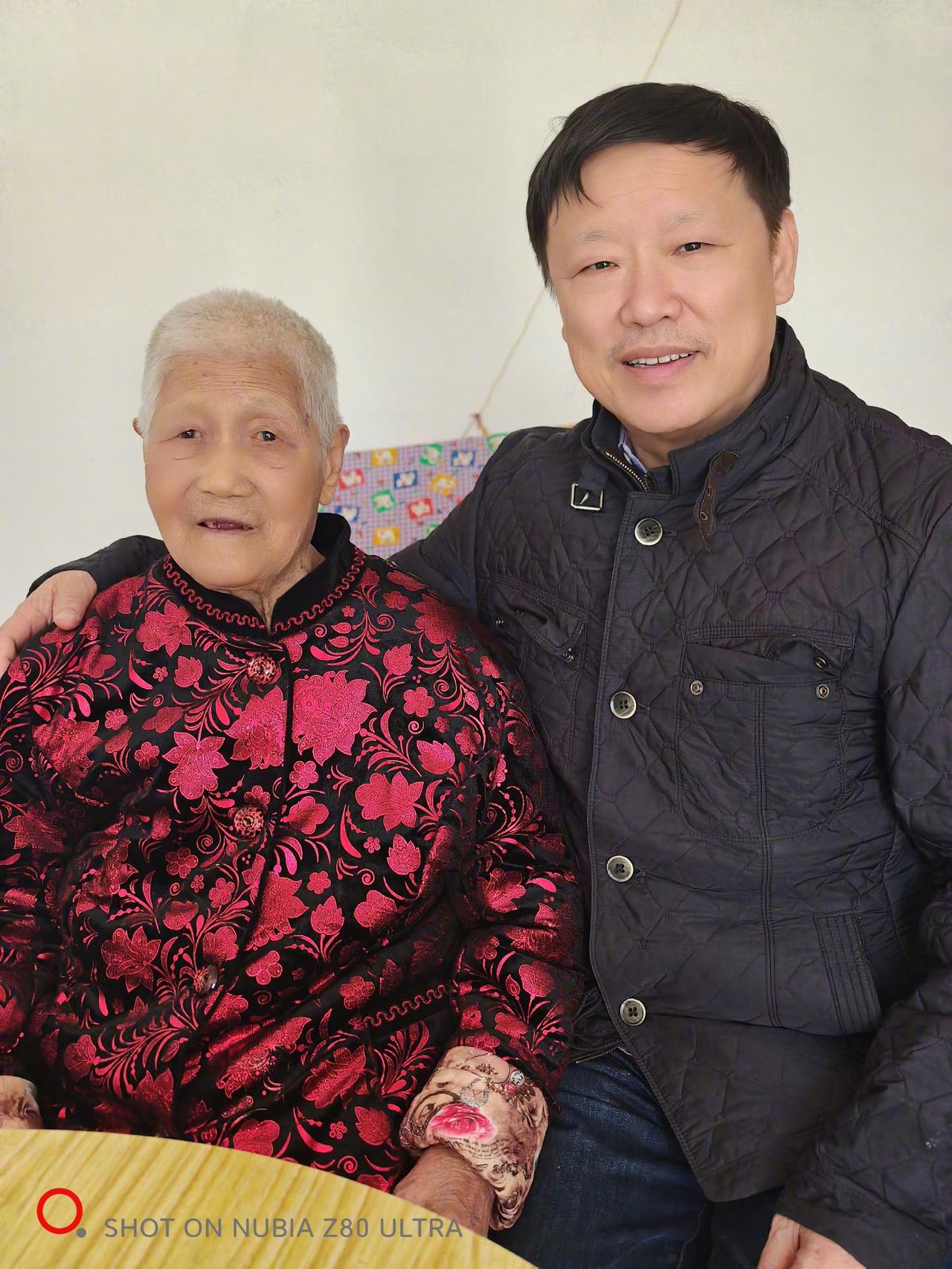 老胡今天去看发小同学的母亲。老人95岁，过去10几年我年年春节去看她，我的父母走