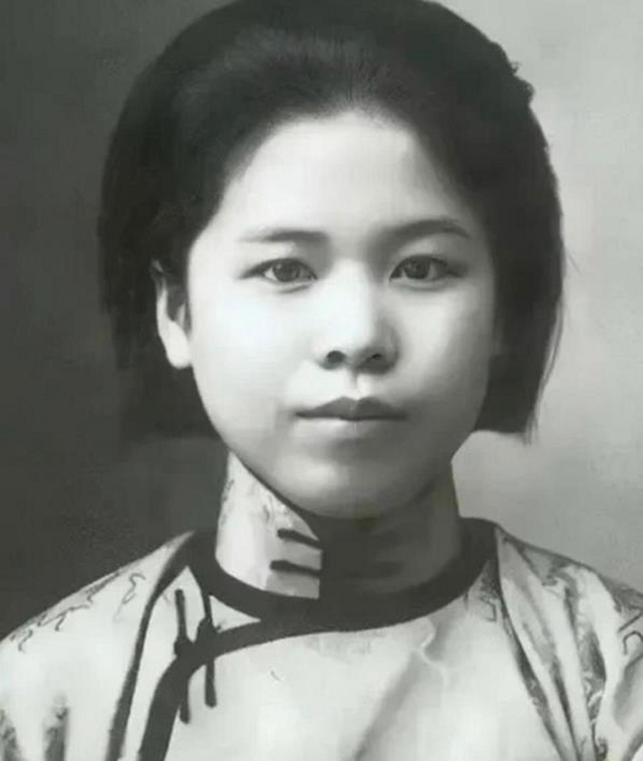 1947年，几个特务，将杨虎城的夫人谢葆真绑在铁床上，用一根粗大的针头扎她大腿，