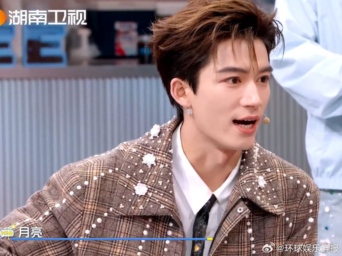 王星越给丁程鑫带来了小小的震撼这俩人的偷感答题也太有梗了！小丁的努力在星越的答案