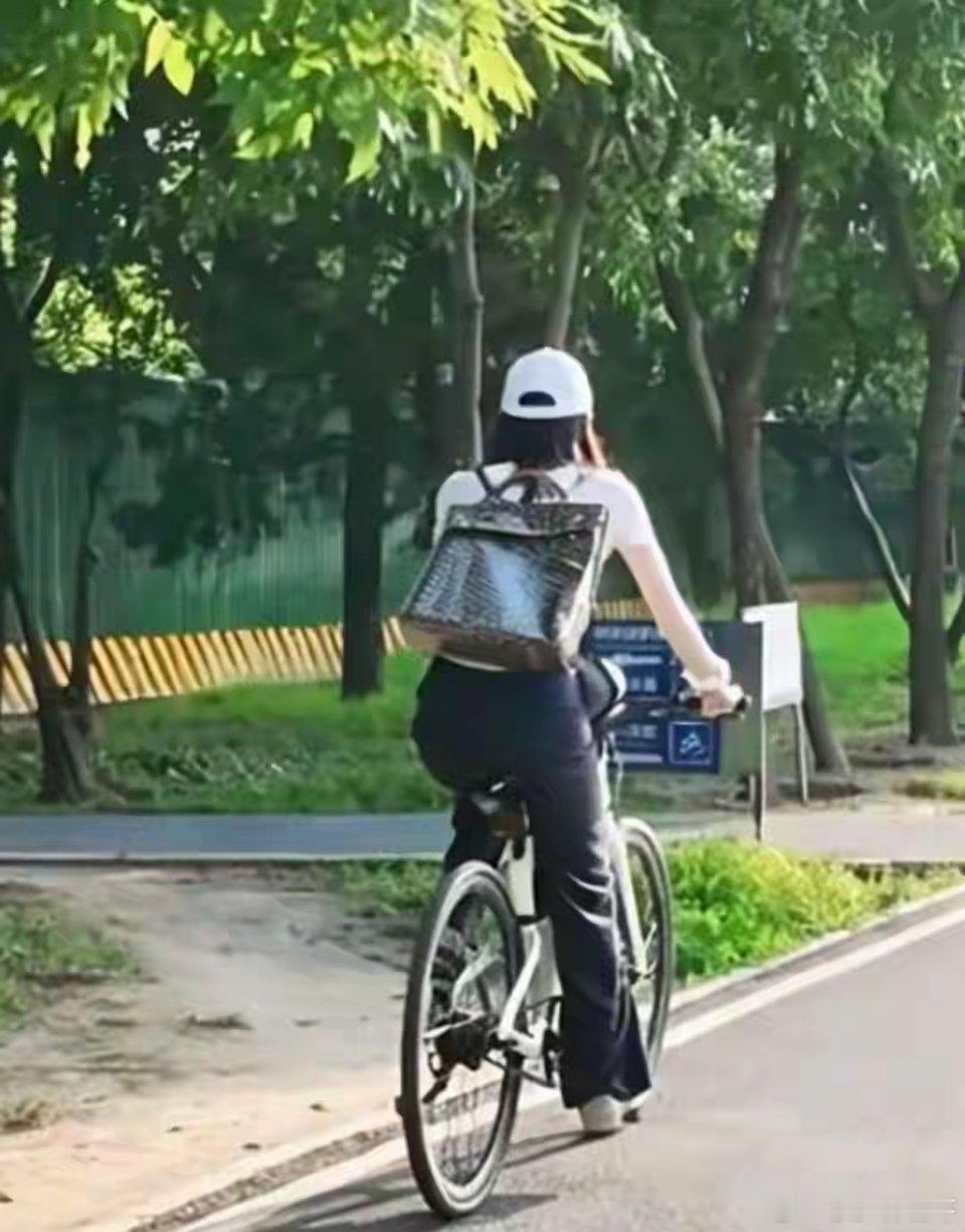 路人偶遇陈伟霆夫妇领着孩子在北京郊游骑行，真是一对特别好的新手父母 
