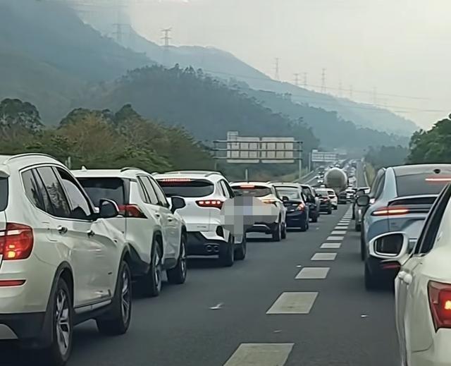 ​今天可是司机师傅们最后的机会了。对他们来说，他们有双重的心情。首先，他们享受着