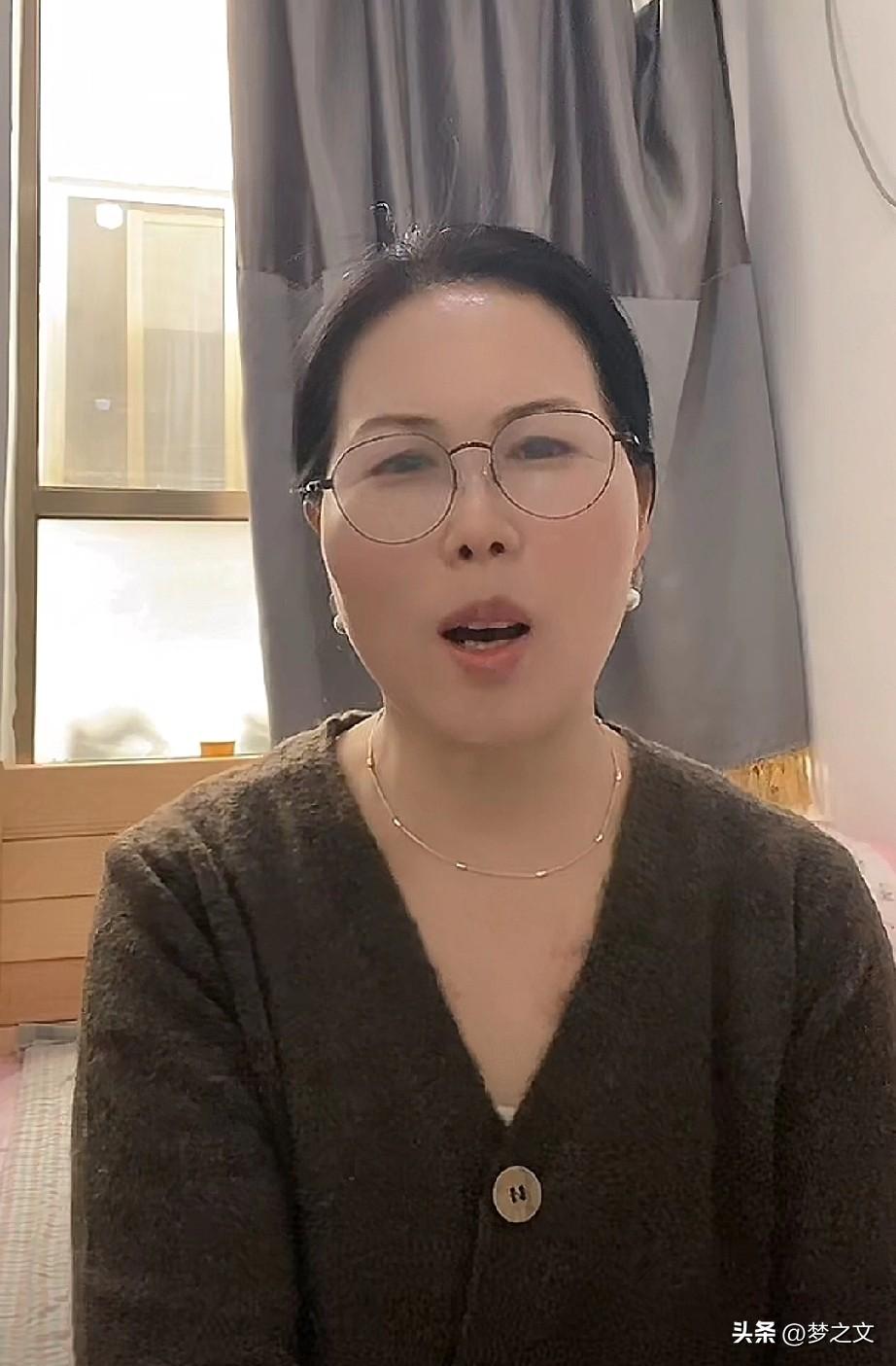 汪小菲家的杨阿姨还在北京休假，现在她直播也挺熟练的了，开机就播也不冷场了，杨阿姨